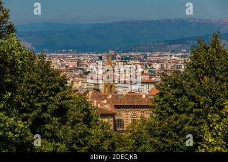 Herrliche Aussicht von Boboli Gärten zwischen zwei Bäumen mit Blick auf Florenz. Im Zentrum befindet sich der Palazzo Pitti und der Glockenturm der Basilica di Santo... Stockfoto