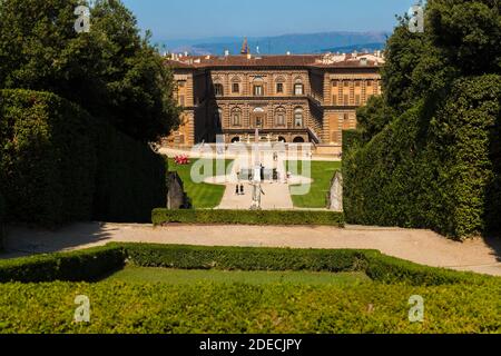 Herrliche Aussicht auf den Palazzo Pitti und den alten ägyptischen roten Granit Obelisk und Granitbecken aus dem Brunnen von Neptun zwischen... Stockfoto