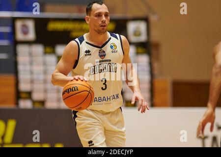 KHARKIV, UKRAINE - 27. NOVEMBER 2020: Das Spiel der Ukrainischen Basketball Superliga. Charkiwski Sokoly - BK Saporischschschja Stockfoto