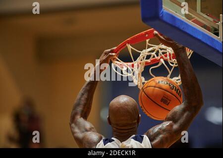 KHARKIV, UKRAINE - 27. NOVEMBER 2020: Das Spiel der Ukrainischen Basketball Superliga. Charkiwski Sokoly - BK Saporischschschja Stockfoto