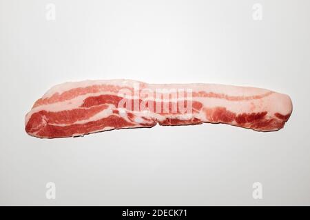Schweinebauch auf weißem Hintergrund Stockfoto