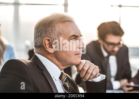 Nahaufnahme. Porträt eines nachdenklichen erwachsenen Geschäftsmann Stockfoto
