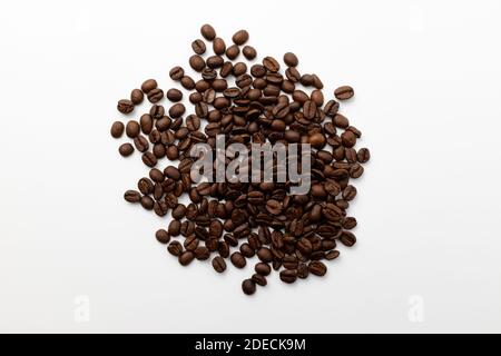 Geröstete Kaffeebohnen auf weißem Hintergrund Stockfoto