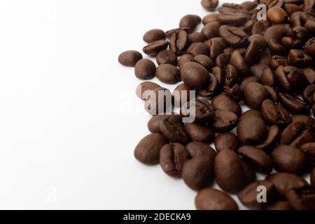 Geröstete Kaffeebohnen auf weißem Hintergrund Stockfoto