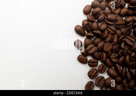 Geröstete Kaffeebohnen auf weißem Hintergrund Stockfoto