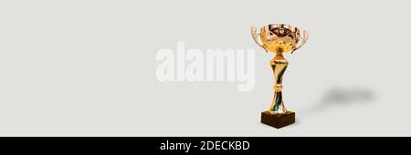 Pokal. Champion Trophäe, glänzende goldene Tasse. Stockfoto