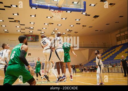 KHARKIV, UKRAINE - 27. NOVEMBER 2020: Das Spiel der Ukrainischen Basketball Superliga. Charkiwski Sokoly - BK Saporischschschja Stockfoto