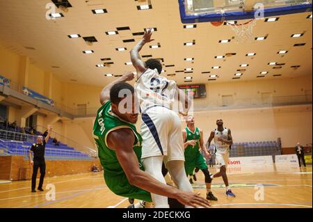 KHARKIV, UKRAINE - 27. NOVEMBER 2020: Das Spiel der Ukrainischen Basketball Superliga. Charkiwski Sokoly - BK Saporischschschja Stockfoto