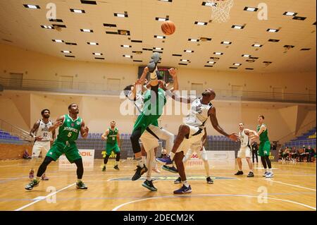 KHARKIV, UKRAINE - 27. NOVEMBER 2020: Das Spiel der Ukrainischen Basketball Superliga. Charkiwski Sokoly - BK Saporischschschja Stockfoto