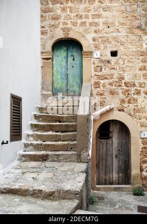Zwei alte und verwitterte Türen der Eingänge in Castel Di Lucio Altstadt, Beweis der sizilianischen Architektur und Kultur Stockfoto