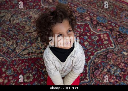 Ein syrisches Mädchen im Flüchtlingslager Zaatari in Jordanien 2018-12-15 Stockfoto