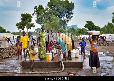 Flüchtlinge flohen wegen in das Flüchtlingslager Kule in Äthiopien Die Zusammenstöße zwischen südsudanesischen Regierungstruppen und Südsudans Ehemaliger Präsident Riek Mac Stockfoto