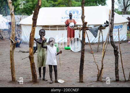 Flüchtlinge flohen wegen in das Flüchtlingslager Kule in Äthiopien Die Zusammenstöße zwischen südsudanesischen Regierungstruppen und Südsudans Ehemaliger Präsident Riek Mac Stockfoto