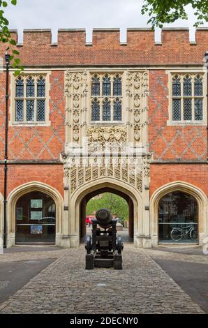 Eintritt zum Eton College, einer öffentlichen Schule für Jungen, Eton, Berkshire; ein zeremonieller Kanon im Vordergrund. Stockfoto