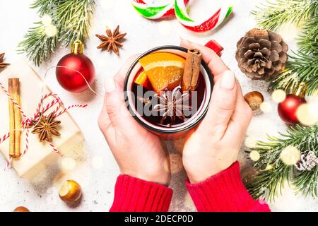 Glühwein in roten Tassen mit weihnachtsschmuck. Stockfoto