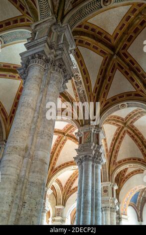 Pienza, Italien - 19. September 2019: Blick nach oben auf die Decke des Kirchenschiffs der Kathedrale von Dell'Assunta Stockfoto