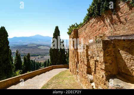 Pienza, Italien, Panoramablick von den mittelalterlichen Stadtmauern Stockfoto