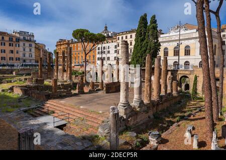 Largo di Torre Argentina Platz in der Stadt Rom, Italien, alte Tempelruinen (4 Jahrhundert v. Chr. – 1. Jahrhundert n. Chr.) und Teatro Argentinien (1731) Opernhaus A Stockfoto