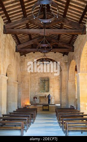 Corsignano, Italien - 19. September 2019: Das Kirchenschiff der Pfarrkirche der Heiligen Vito e Modesto, auch bekannt als Pieve di Corsignano Stockfoto