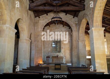 Corsignano, Italien - 19. September 2019: Das Kirchenschiff der Pfarrkirche der Heiligen Vito e Modesto, auch bekannt als Pieve di Corsignano Stockfoto