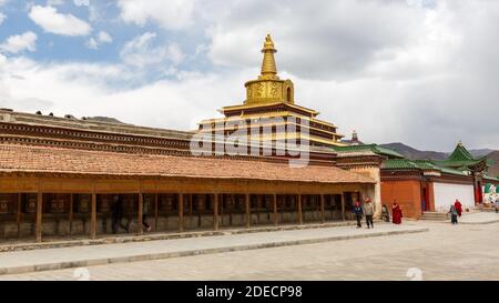 Xiahe, Provinz Gansu / China - 28. April 2017: Seitenansicht der Gongtang Pagode. Das Hotel liegt am Labrang Kloster - das größte Kloster außerhalb Tibets. Stockfoto