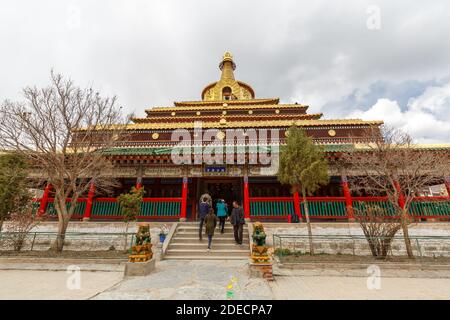 Xiahe, Provinz Gansu / China - 28. April 2017: Vorderansicht der Gongtang Pagode im Labrang Kloster. Tempelgebäude mit reich verzierten Dach. Stockfoto