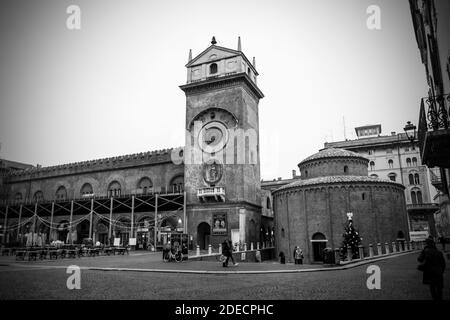 Mantua, Lombardei, Italien, Dezember 2015: Der Uhrturm und die Kirche der Rotonda San Lorenzo in Piazza delle Erbe, während der Weihnachtszeit. Schwarzweiß-Fotografie. Stockfoto