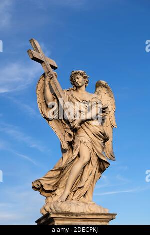 Engel trägt die Kreuzstatue auf der Brücke Ponte Sant Angelo in Rom, Italien. Marmorskulptur aus dem 17. Jahrhundert von Ercole Ferrata Stockfoto