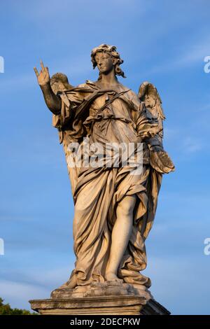 Engel mit der Nagelstatue auf der Brücke Ponte Sant Angelo in Rom, Italien. Marmorskulptur aus dem 17. Jahrhundert von Girolamo Lucenti Stockfoto