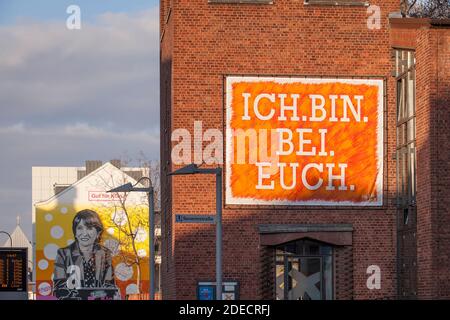 Plakat mit dem Spruch "Ich bin mit dir" in der Kirche Sankt Johann Baptist in der Severinstraße, im Hintergrund die Bürgermeisterin Henriette Reker als großer graf Stockfoto