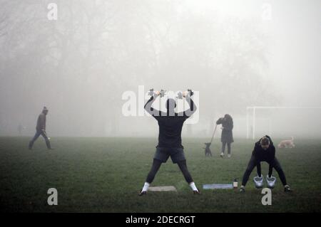 London, Großbritannien. November 2020. Misty Morning on Wandsworth Common as cold Spell Predicted Credit: JOHNNY ARMSTEAD/Alamy Live News Stockfoto