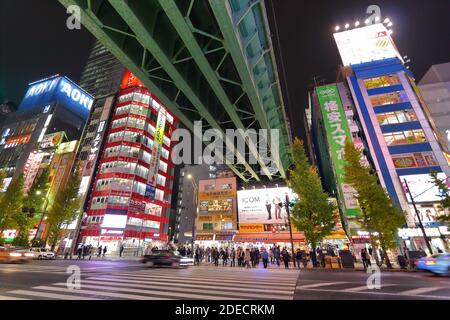 TOKIO, JAPAN - 1. DEZEMBER 2016: Menschen gehen im Akihabara-Viertel von Tokio, Japan. Akihabara Bezirk ist bekannt als Electric Town Bezirk, es hat repu Stockfoto