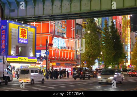 TOKIO, JAPAN - 1. DEZEMBER 2016: Menschen gehen im Akihabara-Viertel von Tokio, Japan. Akihabara Bezirk ist bekannt als Electric Town Bezirk, es hat repu Stockfoto