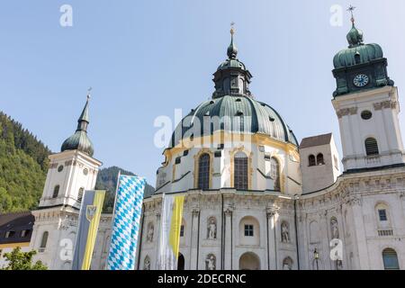 Ettal, Deutschland - 19. September 2020: Blick auf die Hauptkirche der Abtei Ettal. Ein beliebtes Touristenziel in oberbayern. Stockfoto