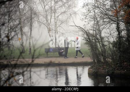 London, Großbritannien. November 2020. Misty Morning on Wandsworth Common as cold Spell Predicted Credit: JOHNNY ARMSTEAD/Alamy Live News Stockfoto