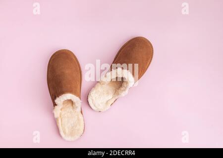 Kuschelig warme Wildlederschuhe auf rosa Hintergrund Stockfoto
