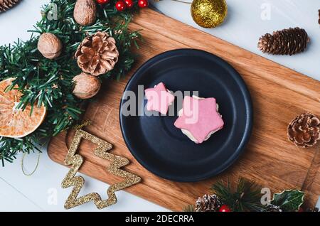 Weihnachtskomposition. Festliche Kekse in Sternform auf Holzhintergrund. Stockfoto