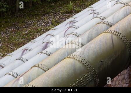 Nahaufnahme der Wasserleitungen eines Wasserkraftwerks (Walchensee Kraftwerk). Stockfoto