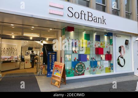 Tokio, Japan - Dezember 1, 2016: SoftBank Mobile phone network Shop in Tokio, Japan. Es gibt 146.6 Millionen Handys in Japan (2013). Stockfoto