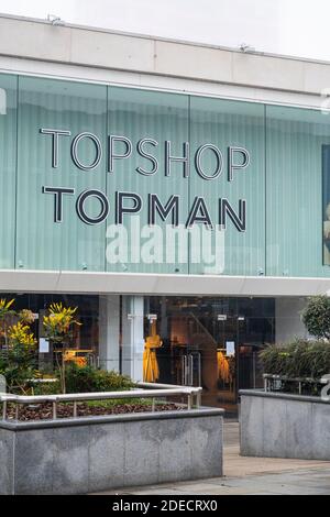 Brighton UK 30. November 2020 - der Topshop Topman Store in Brighton befindet sich heute als Eigentümerfirma Arcadia am Rande des Zusammenbruchs und geht in die Verwaltung. Arcadia besitzt gut bekannte High Street Geschäfte wie Topshop, Dorothy Perkins und Burton mit über 13000 Jobs wahrscheinlich in Gefahr sein : Kredit Simon Dack / Alamy Live News Stockfoto