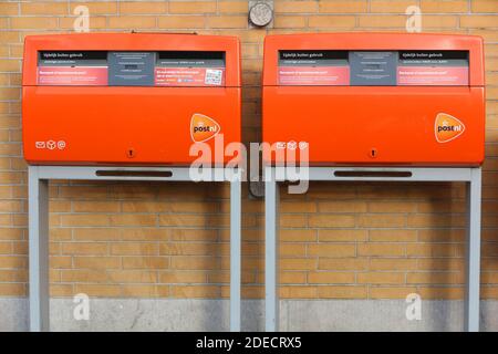 EINDHOVEN, Niederlande - 19 November, 2016: Briefkästen der niederländischen Post PostNL in Eindhoven, Niederlande. PostNL beschäftigt mehr als 77.000 Menschen. Stockfoto