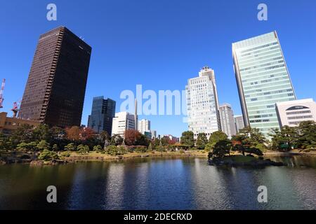 TOKIO, JAPAN - 2. DEZEMBER 2016: Besucher besuchen den Kyu Shiba Rikyu Garten in Tokio, Japan. Tokio ist die Hauptstadt Japans. 37.8 Millionen Menschen leben in Stockfoto