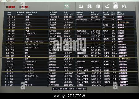 Tokio, Japan - Dezember 5, 2016: Abflug Zeitplan am Narita Flughafen in Tokyo. Flughafen Narita ist die 2 verkehrsreichsten Flughafen von Japan (nach Haneda) wit Stockfoto