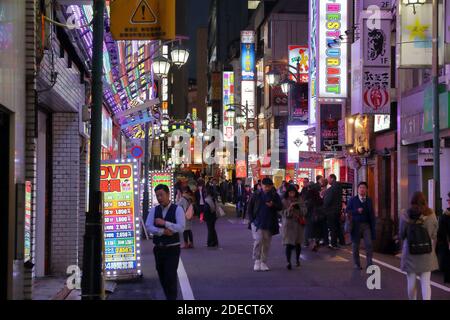 TOKYO, Japan - 30. NOVEMBER 2016: Nachtleben von kabukicho Stadtteil Shinjuku Station in Tokio, Japan. Tokyo ist die Hauptstadt von Japan. 37,8 Millionen Stockfoto