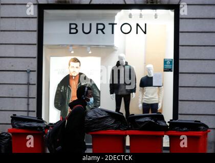 Leicester, Leicestershire, Großbritannien. November 2020. Ein Mann geht an einem Burton und Dorothy Perkins Speicher vorbei, während Personal wartet, um zu hören, ob die Arcadia Gruppe in die Verwaltung gehen soll. Credit Darren Staples/Alamy Live News. Stockfoto