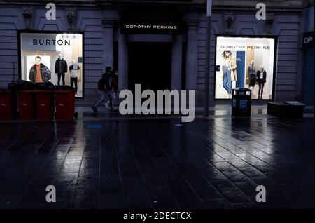 Leicester, Leicestershire, Großbritannien. November 2020. Die Leute gehen an einem Burton und Dorothy Perkins Speicher vorbei, während Personal wartet, um zu hören, ob die Arcadia Gruppe in die Verwaltung gehen soll. Credit Darren Staples/Alamy Live News. Stockfoto