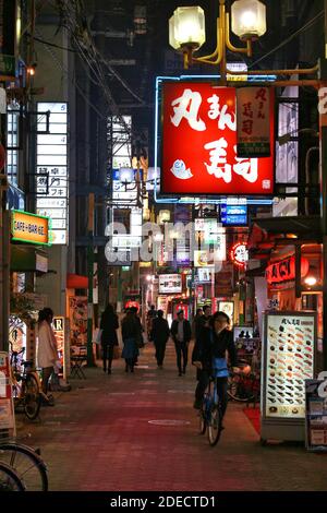 OSAKA, Japan - 22. NOVEMBER 2016: die Menschen besuchen Restaurants entlang der Einkaufsstraße in Umeda Bezirk, Osaka. Osaka gehört zur 2. größten Metropolitan ein Stockfoto