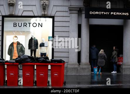 Leicester, Leicestershire, Großbritannien. November 2020. Arbeiter betreten ein Burton- und Dorothy Perkins-Geschäft, während sie warten, um zu hören, ob die Arcadia-Gruppe in die Verwaltung gehen soll. Credit Darren Staples/Alamy Live News. Stockfoto