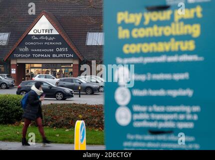 Leicester, Leicestershire, Großbritannien. November 2020. Eine Frau geht an einem Konzessionsgeschäft der Arcadia Group vorbei, während die Mitarbeiter warten, um zu hören, ob das Unternehmen in die Verwaltung eintreten soll. Credit Darren Staples/Alamy Live News. Stockfoto