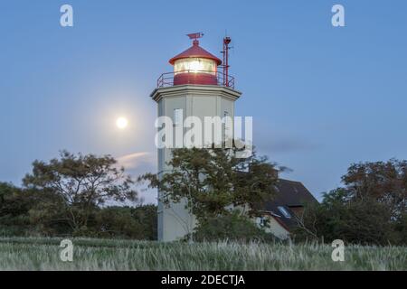 Geographie / Reisen, Deutschland, Schleswig-Holstein, Insel Fehmarn, Leuchtturm Westermarkelsdorf mit Mond, Additional-Rights-Clearance-Info-not-available Stockfoto